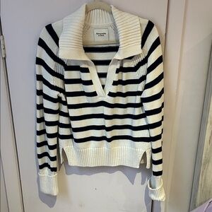 Abercrombie & Fitch Navy and Cream Striped V‑Neck Sweater